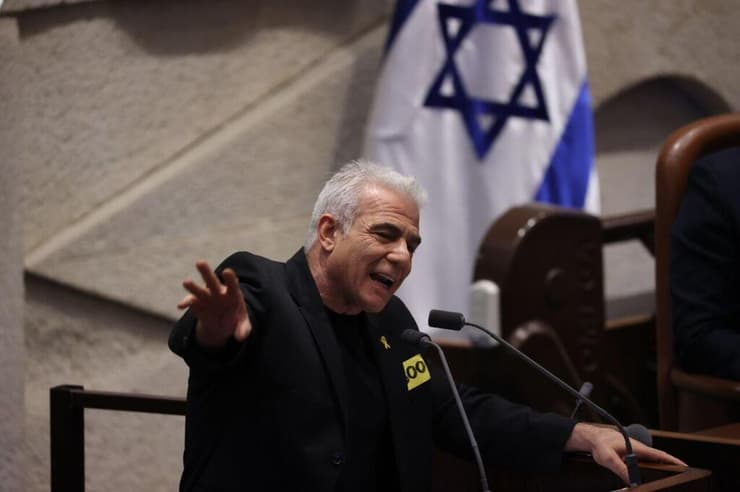 לפיד. "לא היה שפל כזה ביחסים עם ארה"ב מעולם" (צילום: אלכס קולומויסקי) יאיר לפיד במליאת הכנסת