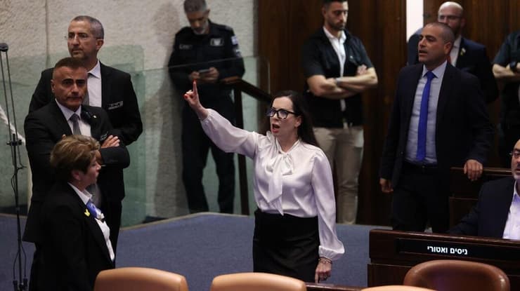 טלי גוטליב במליאה, לאחר דבריו של כסיף על נתניהו (צילום: אלכס קולומויסקי) טלי גוטליב צועקת לעבר עופר כסיף במליאת הכנסת