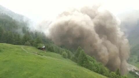 שווייץ כפר נקבר תחת קרחון ש התמוטט