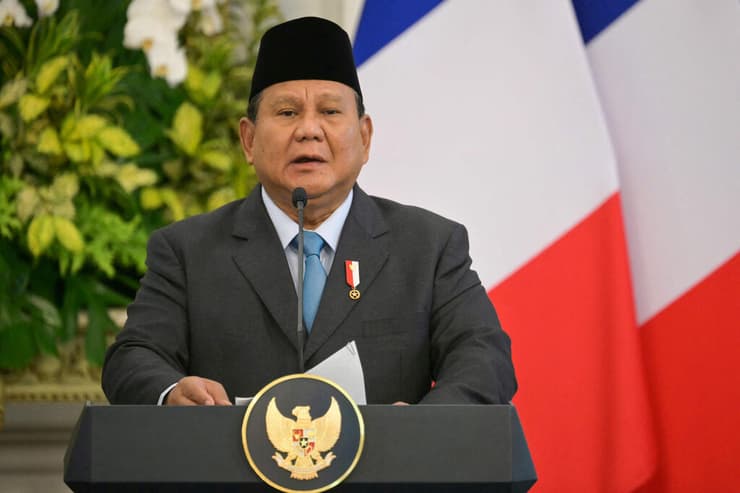 נשיא אינדונזיה פרבואו סביאנטו במסיבת עיתונאים עם נשיא צרפת, עמנואל מקרון