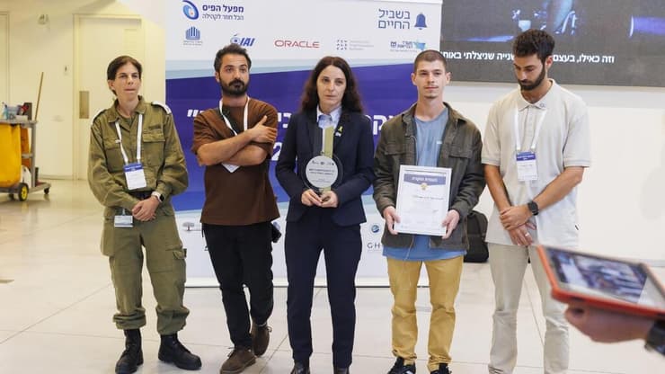 הזוכים במקום הראשון: מפתחי ShemaUnit