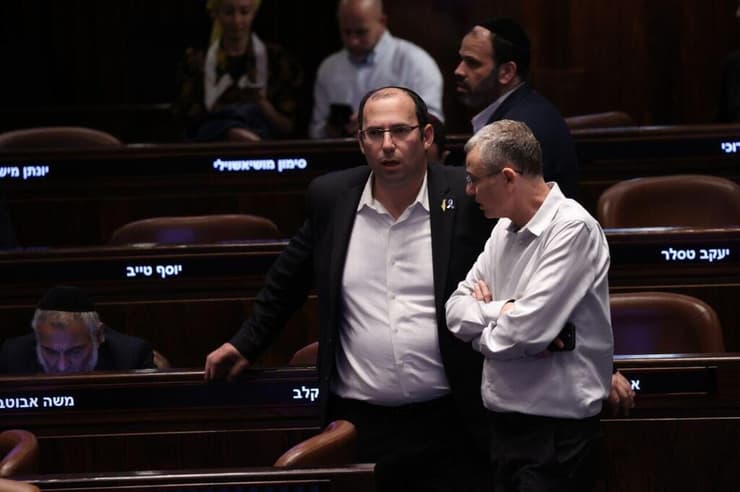 שמחה רוטמן ושר המשפטים יריב לוין. בהרב מיארה הזהירה: חשש שאינטרסים אישיים קשורים (צילום: אלכס קולומויסקי) ציון 600 ימים למלחמה ביציע של מליאת הכנסת