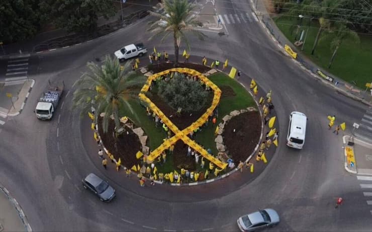 סמל החטופים (צילום: תומר צ׳צקס, איילת מצפון) מציינים את היום ה-600 למלחמה בכיכר אגד