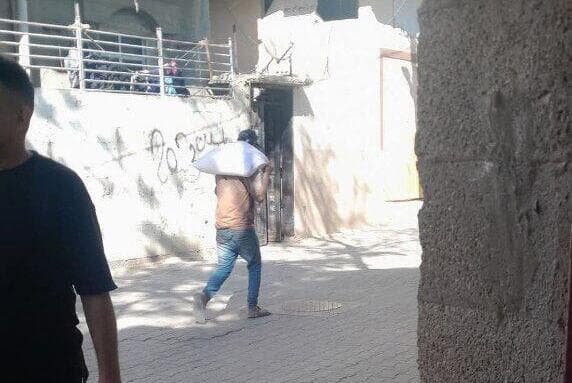 תושבי עזה פרצו למחסני חמאס סמוך לכניסה למחנה אלמגאזי ברחוב סלאח א-דין ולקחו כמויות גדולות של קמח