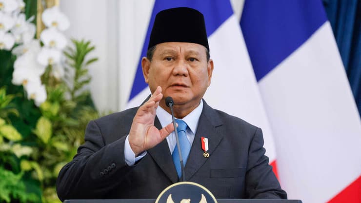 נשיא אינדונזיה פרבואו סביאנטו במסיבת עיתונאים עם נשיא צרפת, עמנואל מקרון