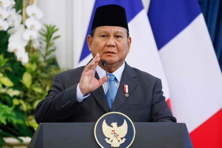 נשיא אינדונזיה פרבואו סביאנטו במסיבת עיתונאים עם נשיא צרפת, עמנואל מקרון