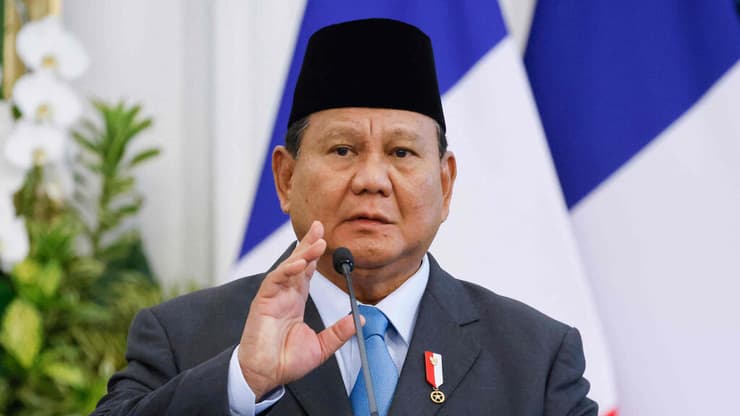 נשיא אינדונזיה פרבואו סביאנטו במסיבת עיתונאים עם נשיא צרפת, עמנואל מקרון