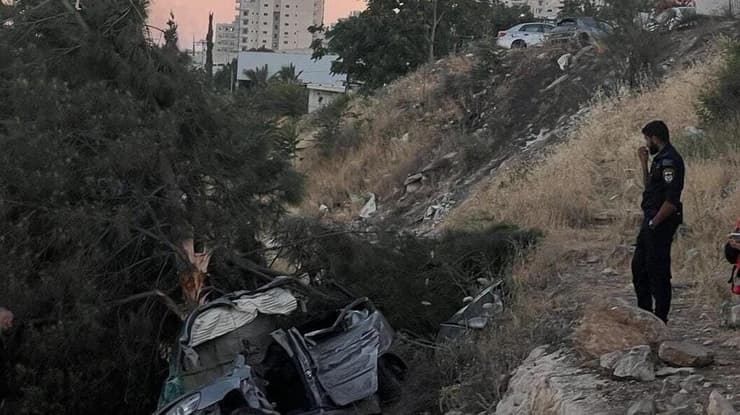 רכב שהתהפך לתעלה בצד הדרך בדרך מנהרת הר הצופים בירושלים. חובשים ופראמדיקים של מד"א מדווחים על 2 גברים לכודים, מחוסרי הכרה.