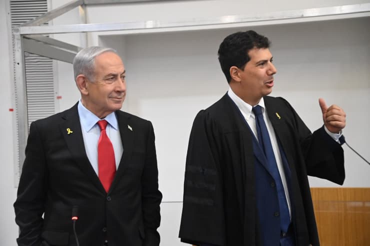 רה"מ בנימין נתניהו נכנס לאולם הדיונים במחוזי ת"א