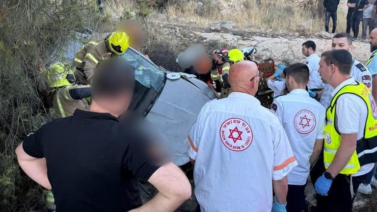 רכב שהתהפך לתעלה בצד הדרך בדרך מנהרת הר הצופים בירושלים. חובשים ופראמדיקים של מד"א מדווחים על 2 גברים לכודים, מחוסרי הכרה.