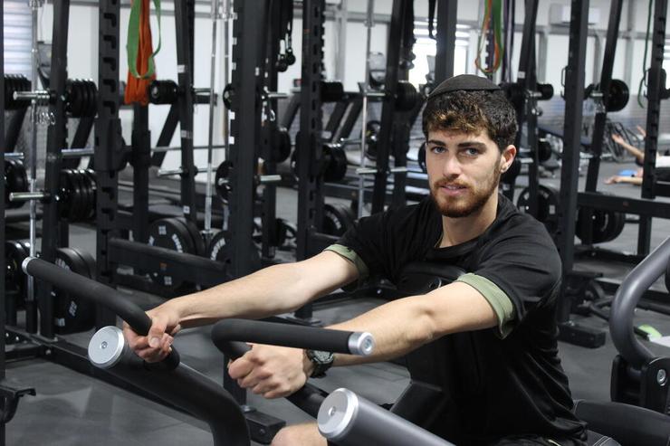 יאיר כץ בחדר הכושר. "המקום הזה שומר על המהות של העולם החרדי" (צילום: שמואל מוניץ) יאיר כץ בחדר הכושר