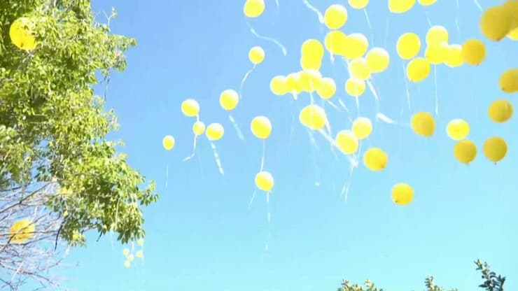 חברי קהילת נחל עוז מפריחים ביחד עם בני משפחתו של עמרי מירן כ-600 בלונים בתפילה לחזרתו