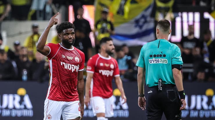 השחקנים יורדים מהדשא 