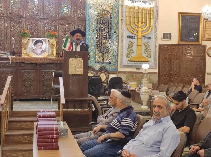 תמונתו של חומייני בבית הכנסת בטהרן