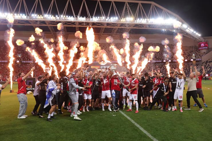 אין אליפות, יש גביע (צילום: עוז מועלם) מיגל ויטור ויאיר הורן מניפים את הגביע