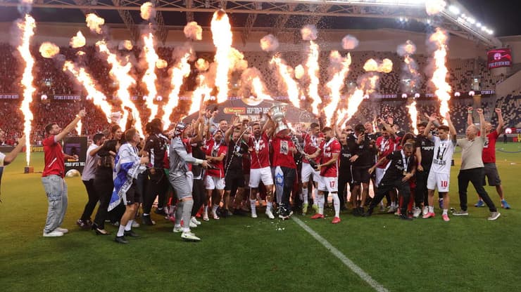 מיגל ויטור ויאיר הורן מניפים את הגביע