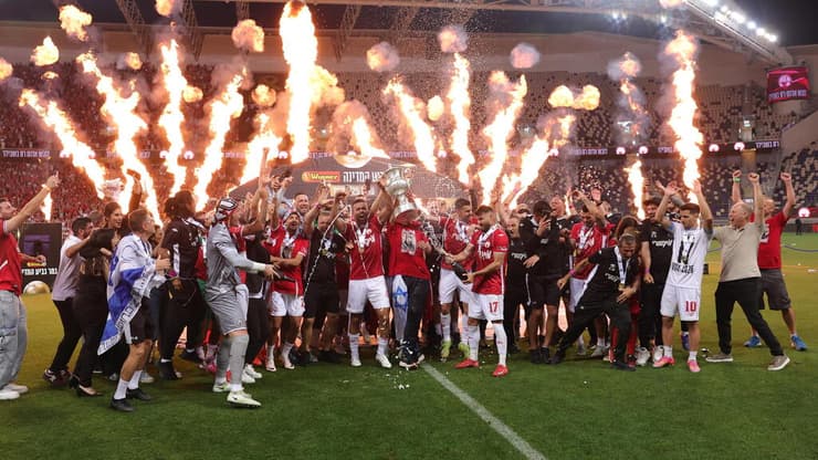 מיגל ויטור ויאיר הורן מניפים את הגביע