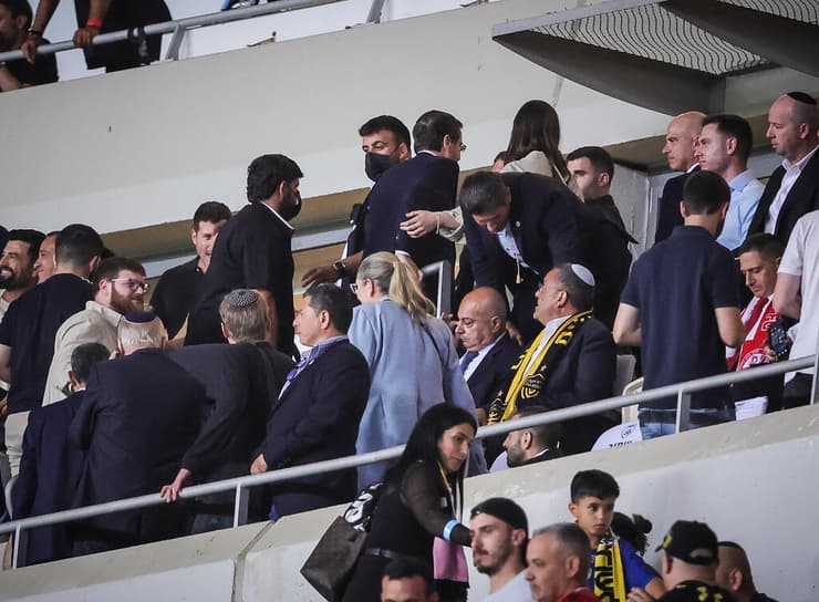 הנשיא הרצוג מפונה מיציע הכבוד בזמן האזעקה