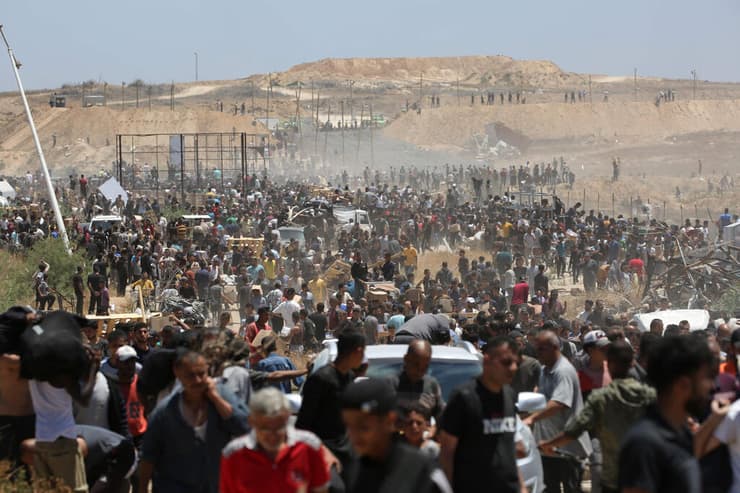 פלסטינים  בדרכם למרכז החלוקה בנצרים