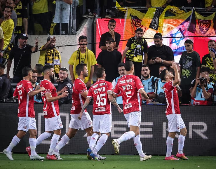 שחקני הפועל באר-שבע חוגגים עם ביטון 