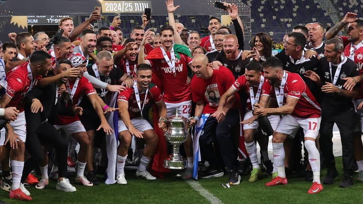 מיגל ויטור ושורד השבי יאיר הורן רגע לפני ההנפה (צילום: עוז מועלם) מיגל ויטור ויאיר הורן מתכוננים להנפת הגביע