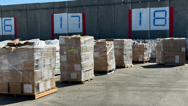 משאיות הסיוע בכניסה לרצועת עזה, מעבר כרם שלום