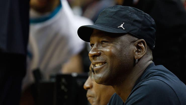 יסיים את הדיון? ג'ורדן (צילום: Hu Chengwei/Getty Images) מייקל ג'ורדן