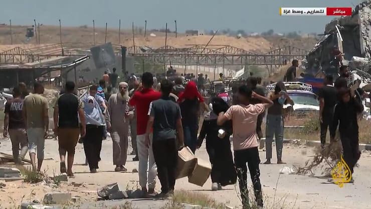 עזתיים מגיעים אל נקודת חלוקת ציוד הסיוע ההומניטרי בנקודת החלוקה בנצרים, רצועת עזה