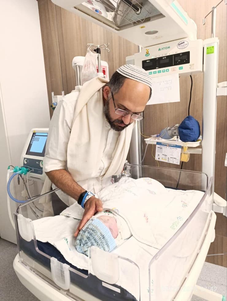 רביד חיים ז"ל תינוקה של  צאלה גז ז"ל ביחד עם אביו חננאל