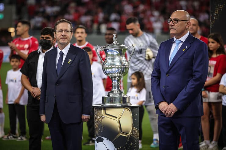 "ספגתי יריקות וקללות". זוארץ לצד הנשיא יצחק הרצוג בגמר הגביע (צילום: עוז מועלם) שינו זוארץ יצחק הרצוג