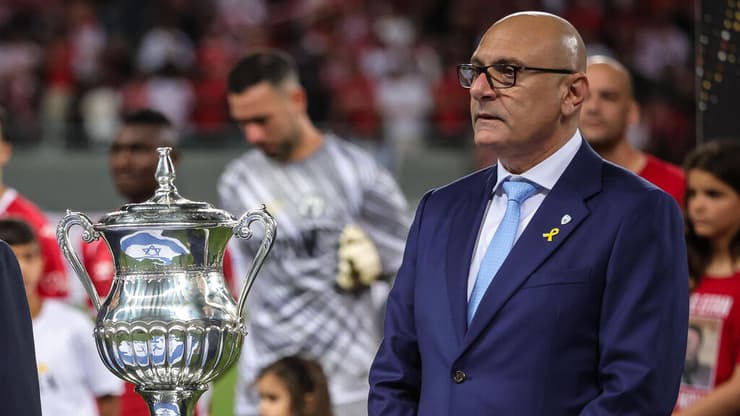 ברקת נגד ההתאחדות, ולהפך. היו"ר שינו זוארץ בגמר הגביע (צילום: עוז מועלם) שינו זוארץ יצחק הרצוג