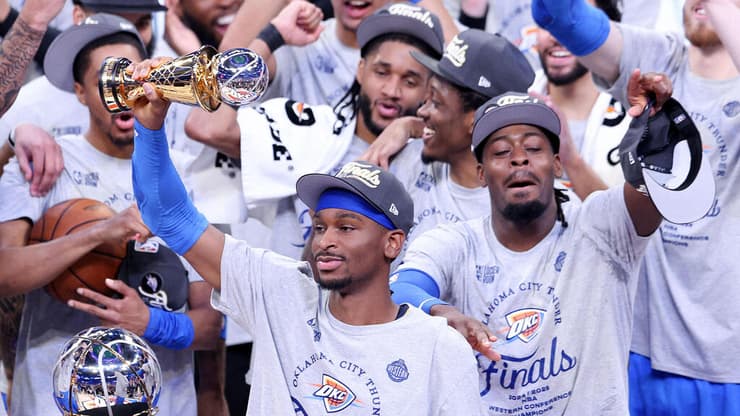 הפייבוריטית ללכת עד הסוף. שחקני אוקלהומה חוגגים (צילום: William Purnell / GETTY IMAGES NORTH AMERICA / AFP) MVP גם של גמר המערב. גילג'ס-אלכסנד