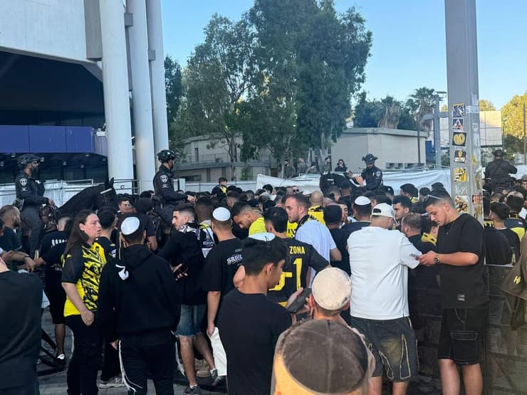 דוחק כבד בסמוך לשערים (צילום: פרטי) אוהדי בית"ר