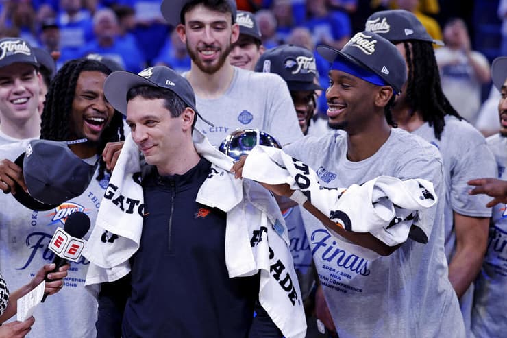 נשאר עם רגליים על הקרקע. מארק דייגנולט עם שיי גילג'ס-אלכסנדר (Alonzo Adams/Reuters) מאמן אוקלהומה סיטי מארק דייגנולט עם שיי גילג'ס-אלכסנדר