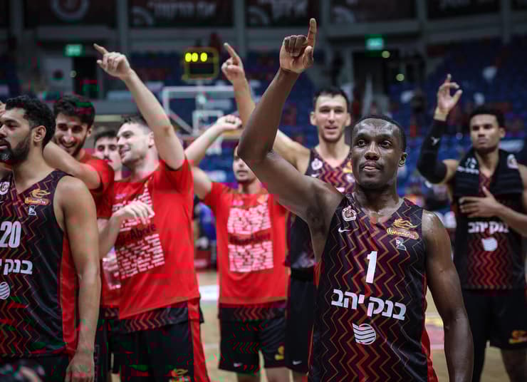 הארפר ושחקני ירושלים חוגגים