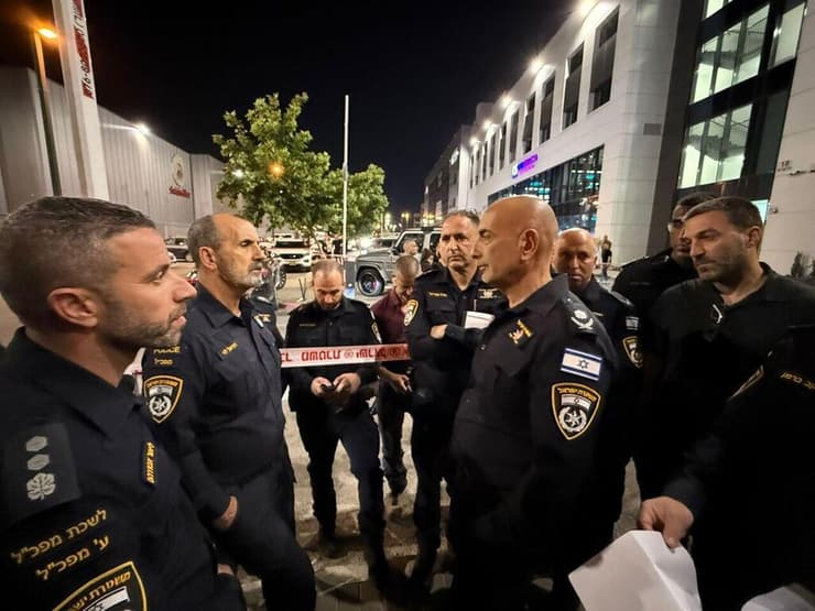 זירת הירי מחוץ למסעדה כוחות משטרה בזירת אירוע הירי מחוץ למסעדה, סמוך לכפר קאסם