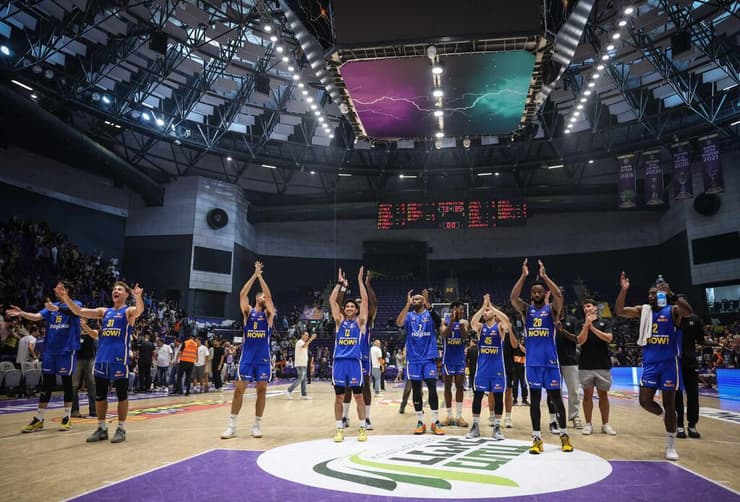 שחקני מכבי ת"א מודים לאוהדים בסיום המשחק (צילום: עוז מועלם) שחקני מכבי ת"א מודים לאוהדים בסיום המשחק