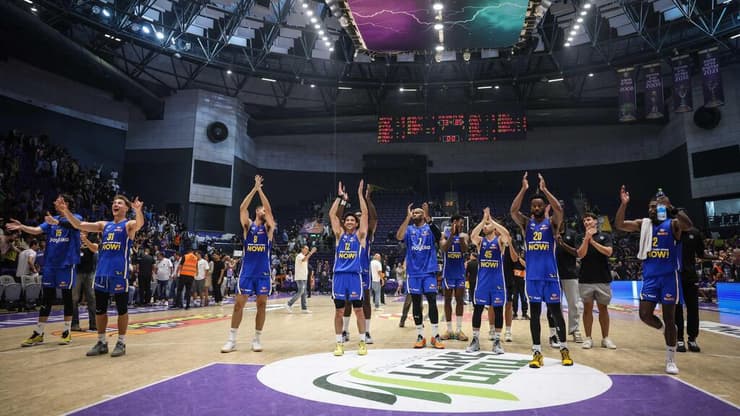 שחקני מכבי ת"א מודים לאוהדים בסיום המשחק (צילום: עוז מועלם) שחקני מכבי ת"א מודים לאוהדים בסיום המשחק