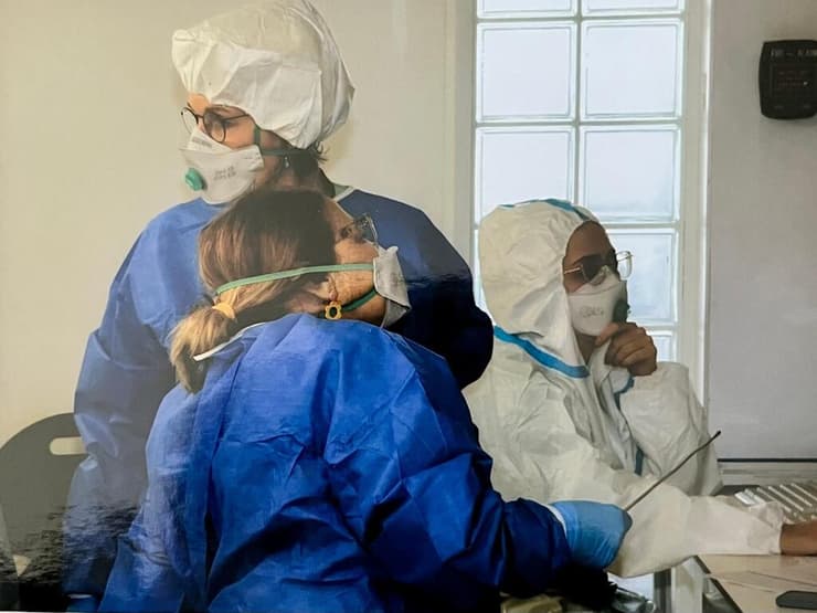 ד"ר שלי טפר בעת סריקת CT של נפטר. בתמונה: יחד עם ד"ר בינת שוורץ, מתמחה ברפואה משפטית והמתורגמנית שלי אביטל (צילום: רועי שבן) ד"ר שלי טפר מתנדבת במכון לרפואה משפטית קיבלה אות מגן שר הבריאות להתנדבות