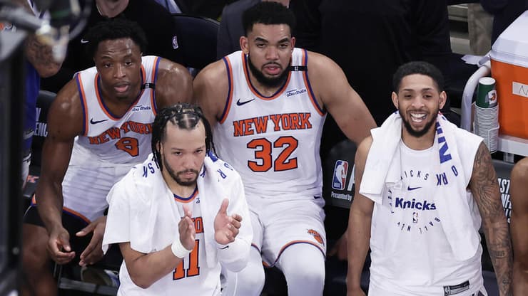 שחקן ניו-יורק ניקס ג'יילן ברנסון עם קארל אנתוני טאונס או.ג'י אנונובי