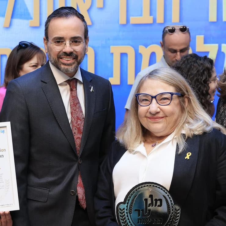 ד"ר שלי טפר בעת קבלת אות מגן שר הבריאות להתנדבות (צילום: אסי אפרתי) ד"ר שלי טפר מתנדבת במכון לרפואה משפטית קיבלה אות מגן שר הבריאות להתנדבות