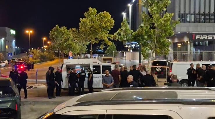 כוחות משטרה בזירת אירוע בירי במסעדה, סמוך לכפר קאסם