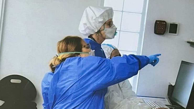 "עזרתי להם עם כמה מהשיטות שאנחנו משתמשים בהן אצלנו, כי יש לי ניסיון של כ-3,000 נתיחות" (צילום: רועי שבן) ד"ר שלי טפר מתנדבת במכון לרפואה משפטית קיבלה אות מגן שר הבריאות להתנדבות