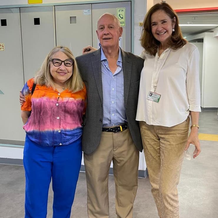 ד"ר שלי טפר ובעלה בעת ביקור במרכז הרפואי בילינסון. בתמונה: עם פרופ' אמיליה חודק ממרכז דוידוף לסרטן (צילום: רועי שבן) ד"ר שלי טפר מתנדבת במכון לרפואה משפטית קיבלה אות מגן שר הבריאות להתנדבות