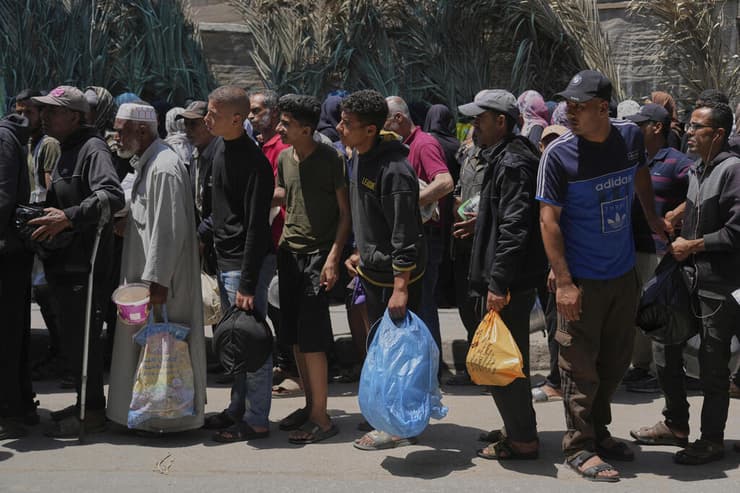 חלוקת מזון בעזה (צילום: AP Photo/Abdel Kareem Hana) חלוקת מזון בעזה