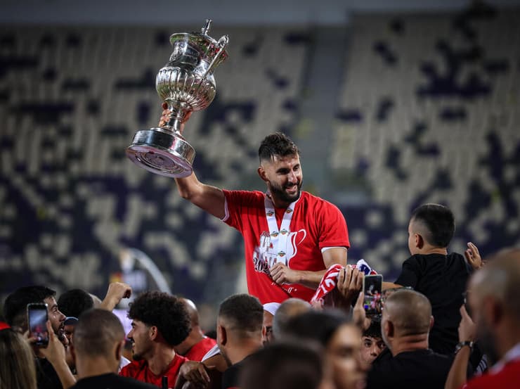 אלון תורג'מן עם הגביע