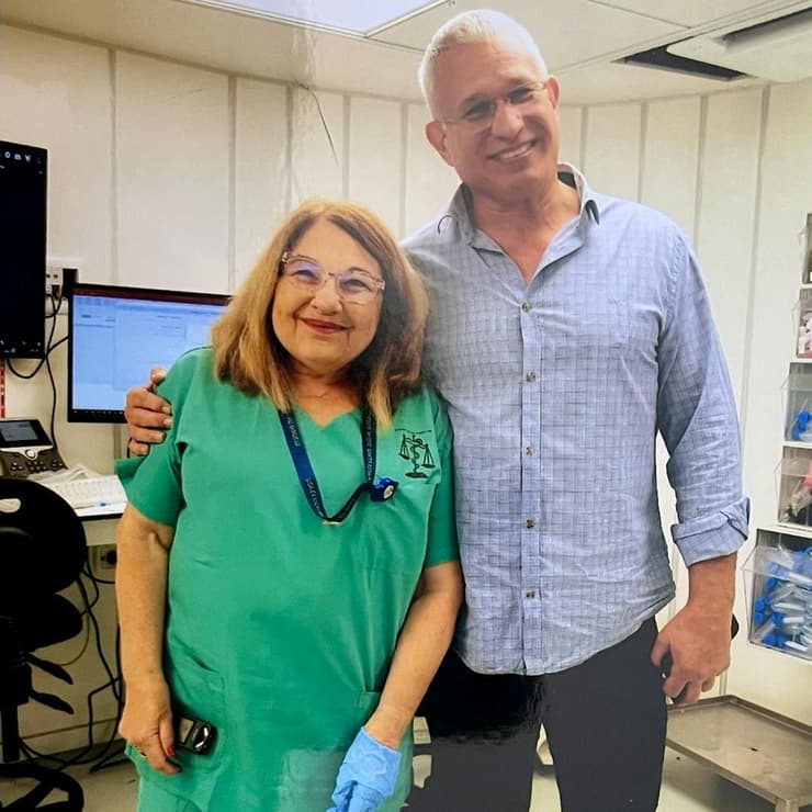 ד"ר שלי טפר עם ראש המכון לרפואה משפטית ד"ר חן קוגל (צילום: רועי שבן) ד"ר שלי טפר מתנדבת במכון לרפואה משפטית קיבלה אות מגן שר הבריאות להתנדבות