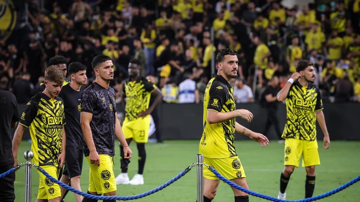 שחקן בית"ר ירושלים ירדן שועה עם עדי יונה