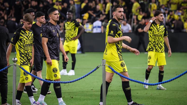 שחקן בית"ר ירושלים ירדן שועה עם עדי יונה