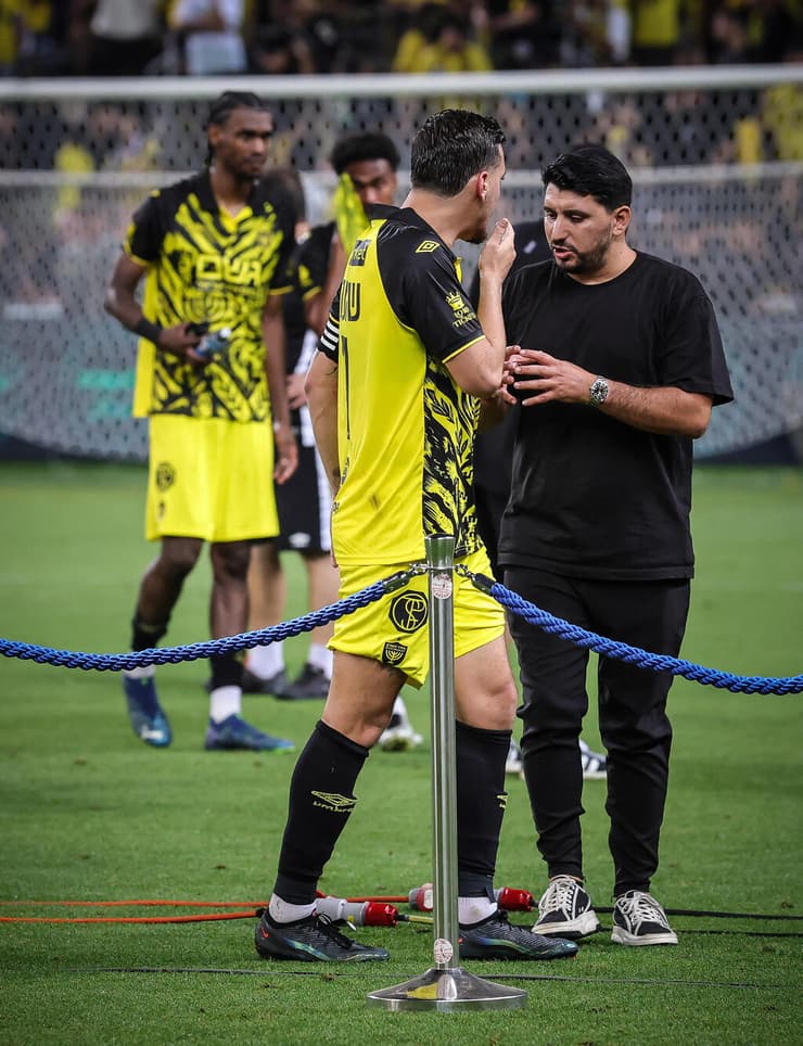 ישודרג. אלמוג כהן עם ירדן שועה (צילום: עוז מועלם) המנהל המקצועי של בית"ר ירושלים אלמוג כהן עם ירדן שועה